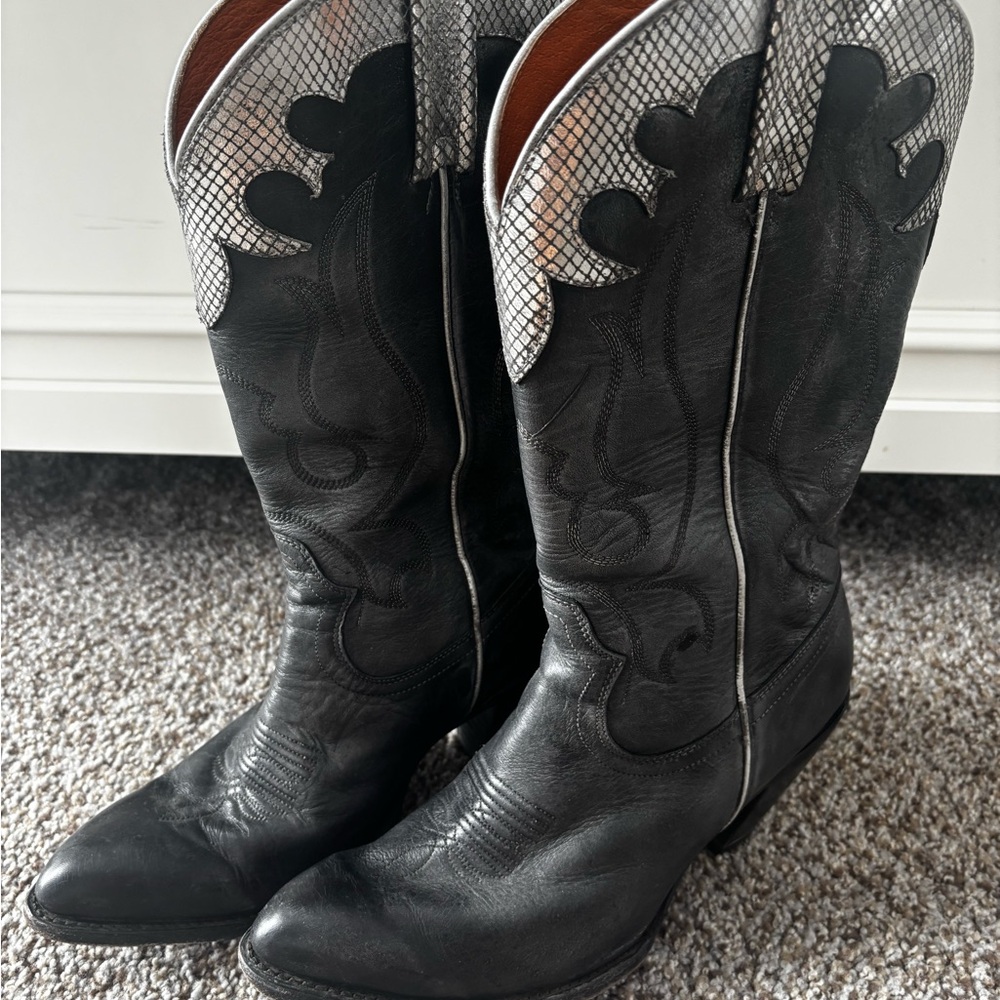 Idyllwind Black Boots with Silver Accents